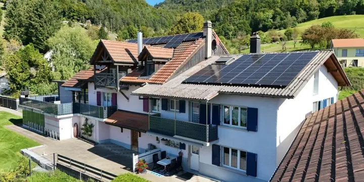 À vendre 2 maisons avec grande parcelle et 5 garages à Mervelier