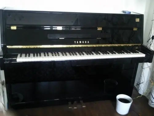 Piano droit Yamaha C109 noir laqué Yamah à berne