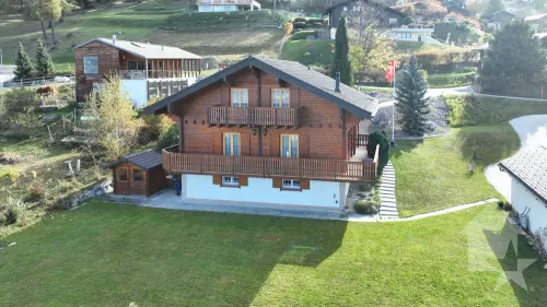 Chalet de 6.5 pièces jouissant d'une magnifique vue panoramique à Nax