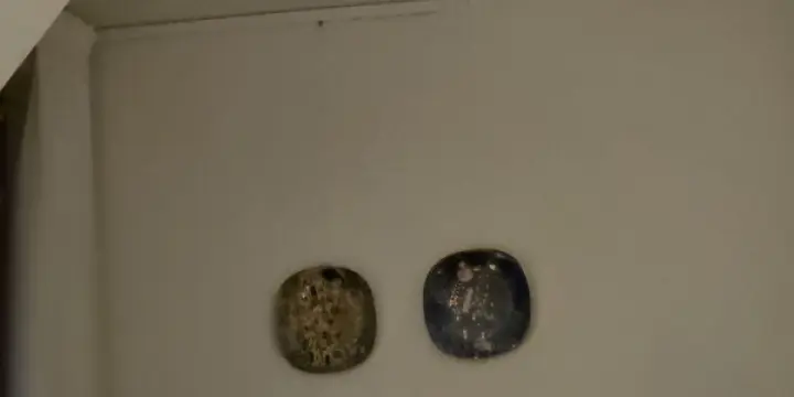 Peintures sur assiettes (2) de Gustav Klimt dont le baiser