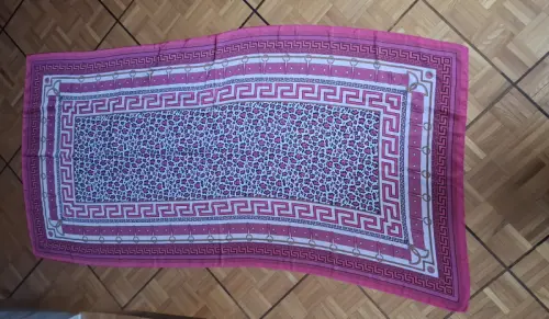 Grand foulard à motifs pink neuf à Moutier
