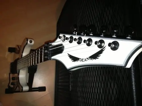 Guitare Dean C550 et Laboga mr. hector h à Vuadens