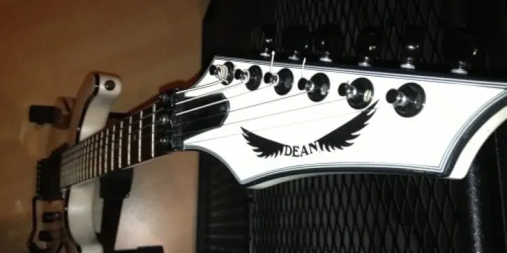 Guitare Dean C550 et Laboga mr. hector h
