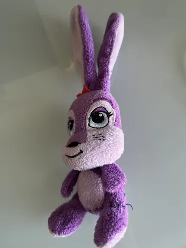 une petite peluche lapin violet à Nyon