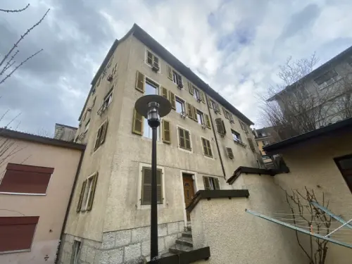 Immeuble de 7 appartements et de 2 commerces. à Delémont