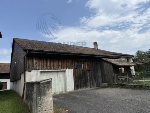 Haut potentiel pour cet bâtiment idéalement situé avec 2 logements à Courfaivre