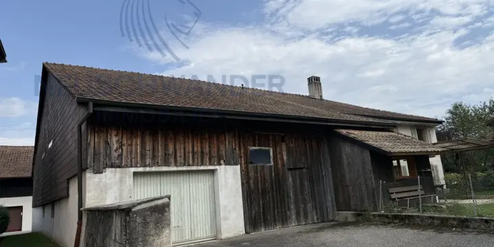 Haut potentiel pour cet bâtiment idéalement situé avec 2 logements