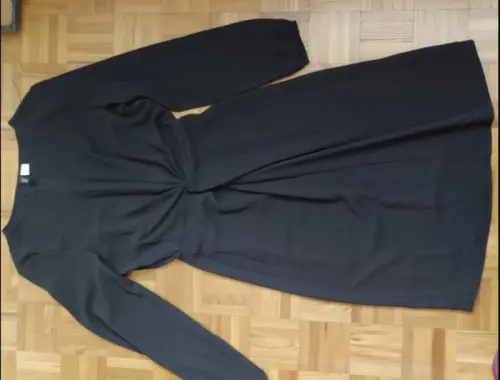 Robe noire Divided Comme neuve à Moutier