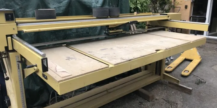 grande ponceuse a bande d'atelier avec table rabattable