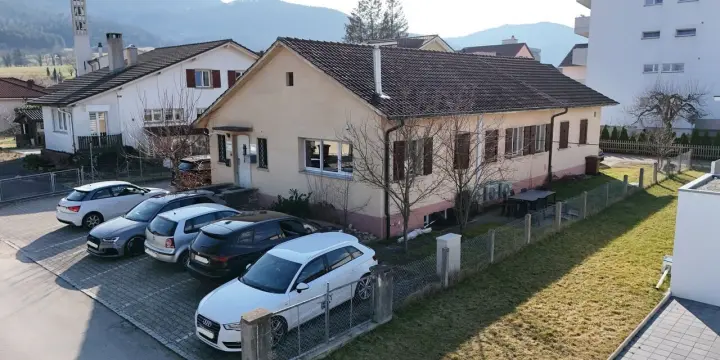 À vendre à Bassecourt spacieux atelier de polissage de 10 pièces