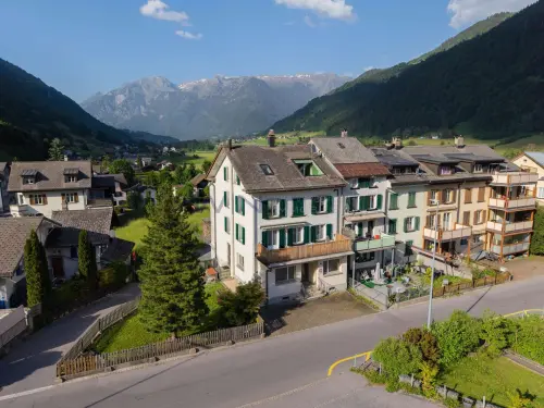 Grosszügiges 8.5-Zimmer-Haus mit Gewerberaum in Luchsingen à Luchsingen