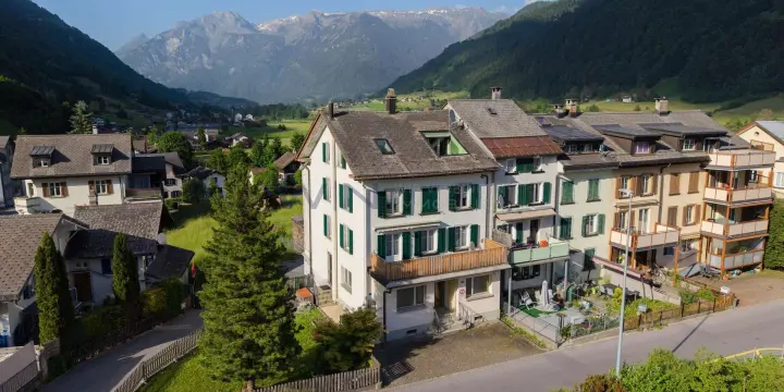 Grosszügiges 8.5-Zimmer-Haus mit Gewerberaum in Luchsingen