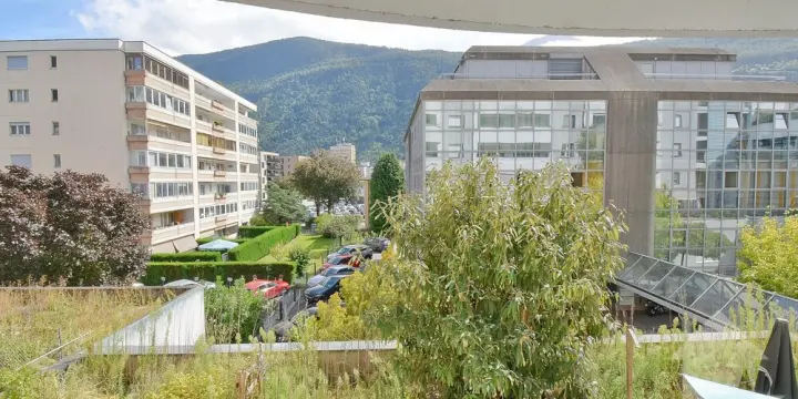 A proximité immédiate de la gare, 4.5 pièces avec 3 places de parc int