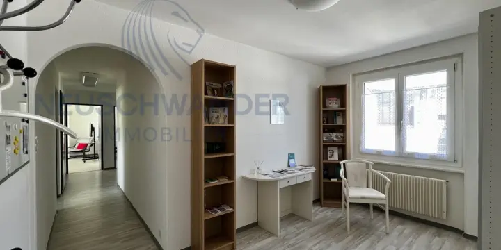 Idéalement situé au coeur d'un quartier commerçant, bureau de 3.5 pces