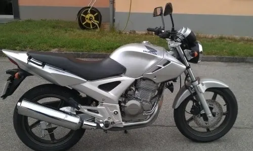  superbe honda cbf 250cm3 à la tour de peilz