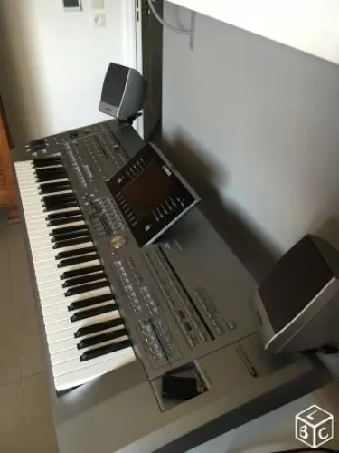 clavier arrangeur YAMAHA Tyros 5 à Bastia