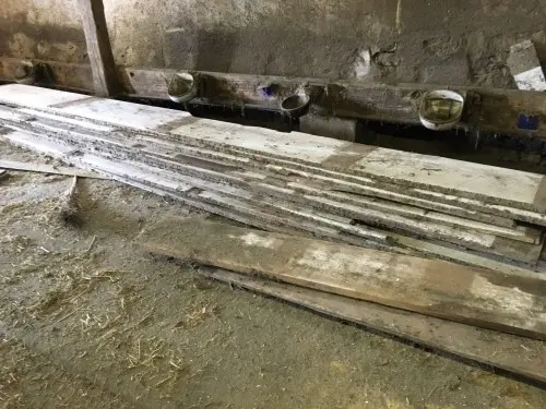planches a vendre et anciens abrevoirs  à la Chaux de Fonds