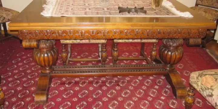 Table en bois massif style Haute Epoque
