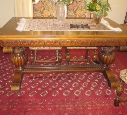 Table en bois massif style Haute Epoque