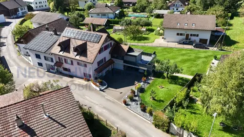 2 maisons en parfait état avec grande parcelle et 5 garages à Mervelier