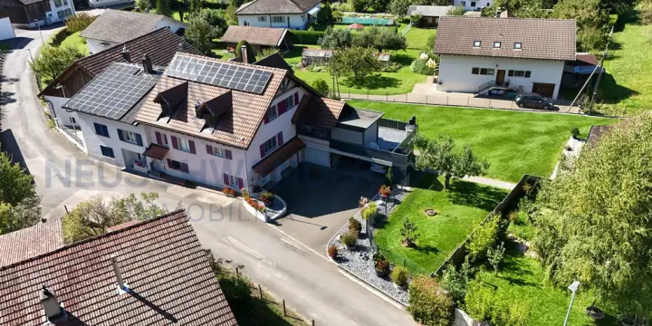 2 maisons en parfait état avec grande parcelle et 5 garages
