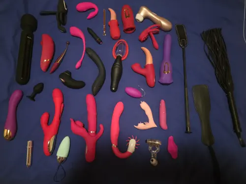 Si tu souhaites  te laisser  aller a une expérience massage voir plus grâce a ces nombreux jouets? à Les Montets