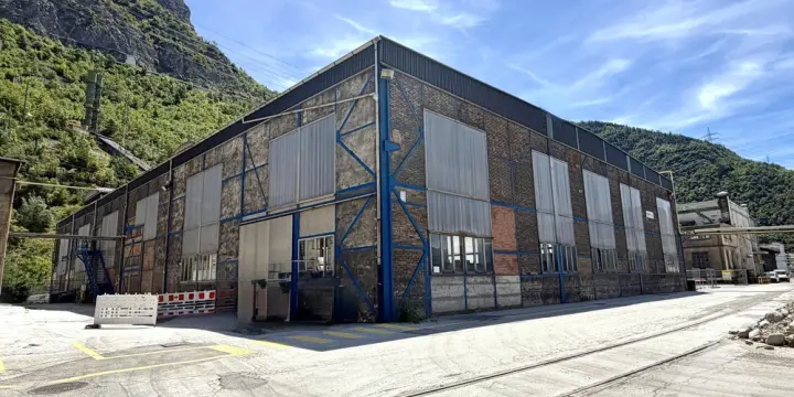 Halle industrielle de 20'500 m3 et de 2'130 m2 avec accès sécurisé