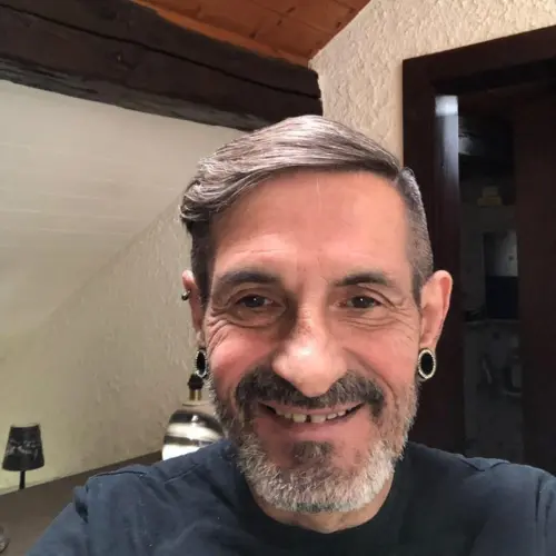 Recherche une femme qui est simple qui aimerait faire ma connaissance à Monthey
