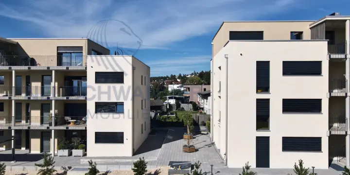 Design contemporain pour ce splendide attique entouré de verdure