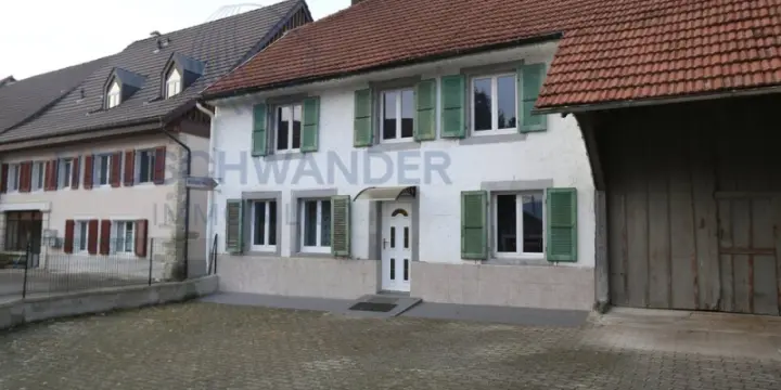 Grande bâtisse rénovée au milieu du village dans un quartier calme.