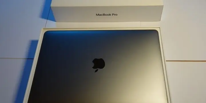 Ordinateur MacBook Pro 13" Gris sidéral.