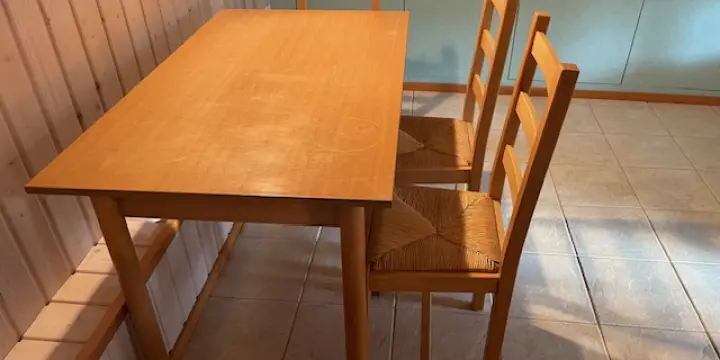 table avec 3 chaises