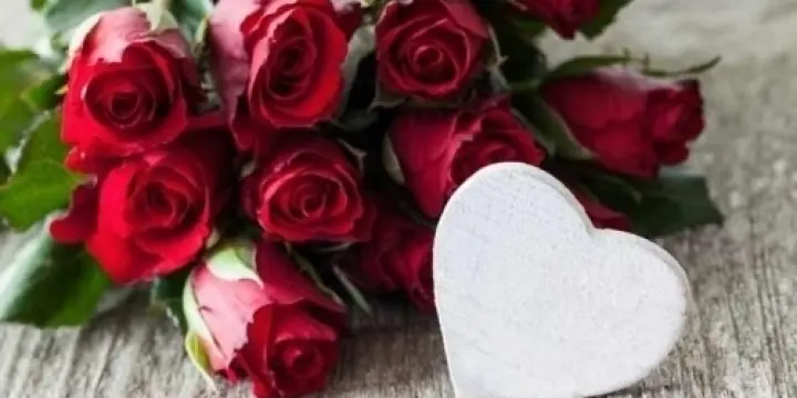 Le coursier pour la livraison des fleurs