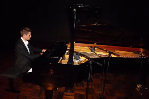 Piano and music theory lessons online à New York