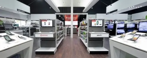 Le vendeur-conseiller dans le magasin d'électronique à Genève