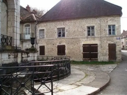 maison dans citée de caractère à gy