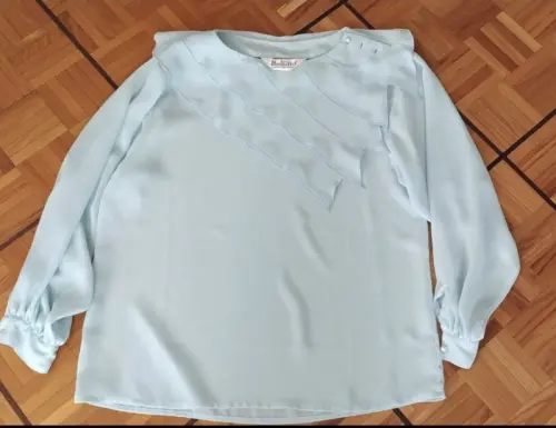 Blouse bleu ciel à Moutier