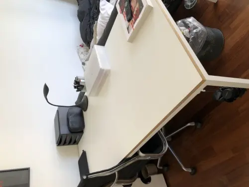 Bureau bois blanc à Pully
