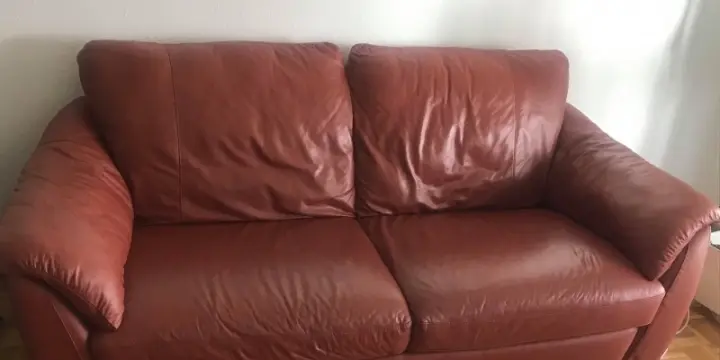 Ensemble canapé/fauteuil/repose-pieds en cuir bordeau