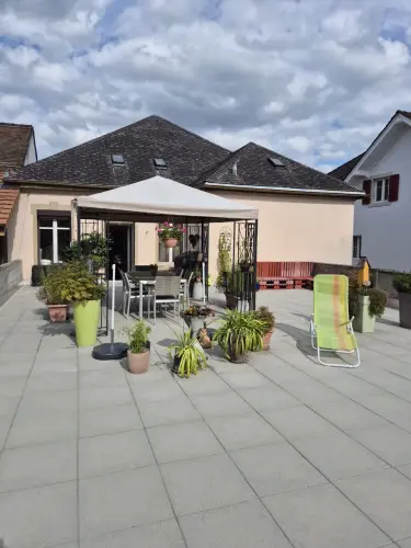 Appartement de 7 pces avec 2 surfaces commerciales louées à Bassecourt