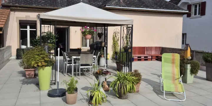 Appartement de 7 pces avec 2 surfaces commerciales louées