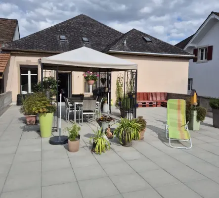 Appartement de 7 pces avec 2 surfaces commerciales louées