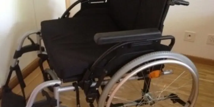 Grand fauteuil roulant - Handicapé