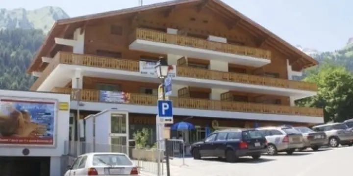 Ovronnaz - immeuble mixte au centre de la station