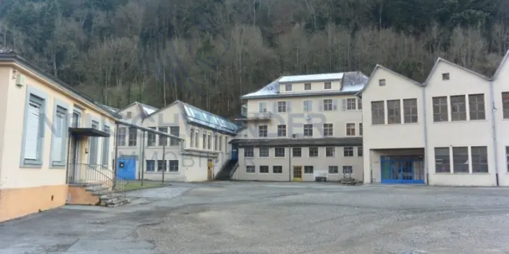 Local fermé de 240 m² à louer pour dépôt ou atelier