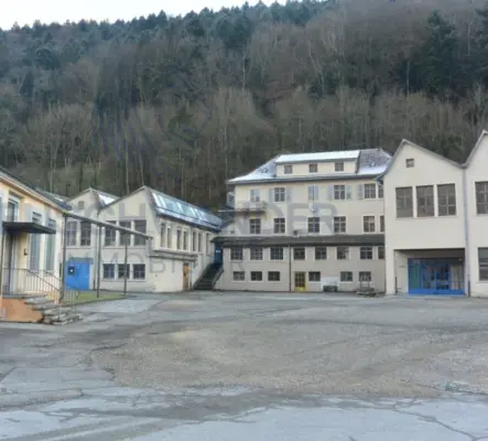 Local fermé de 240 m² à louer pour dépôt ou atelier