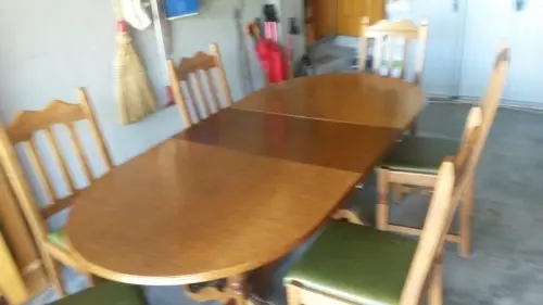 table et chaises pr salle à manger à Martigny