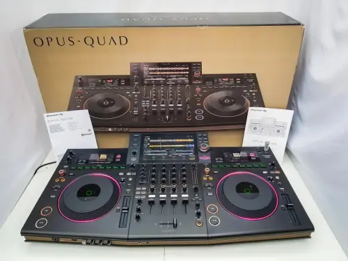 Pioneer OPUS-QUAD, Pioneer XDJ-RX3, Pioneer XDJ-XZ à Malaga, ESPAGNE