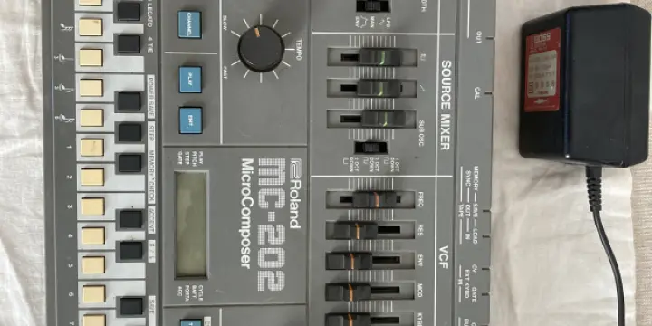 Roland MC-202