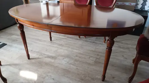 Table et chaises de salle à manger à Ecuvillens